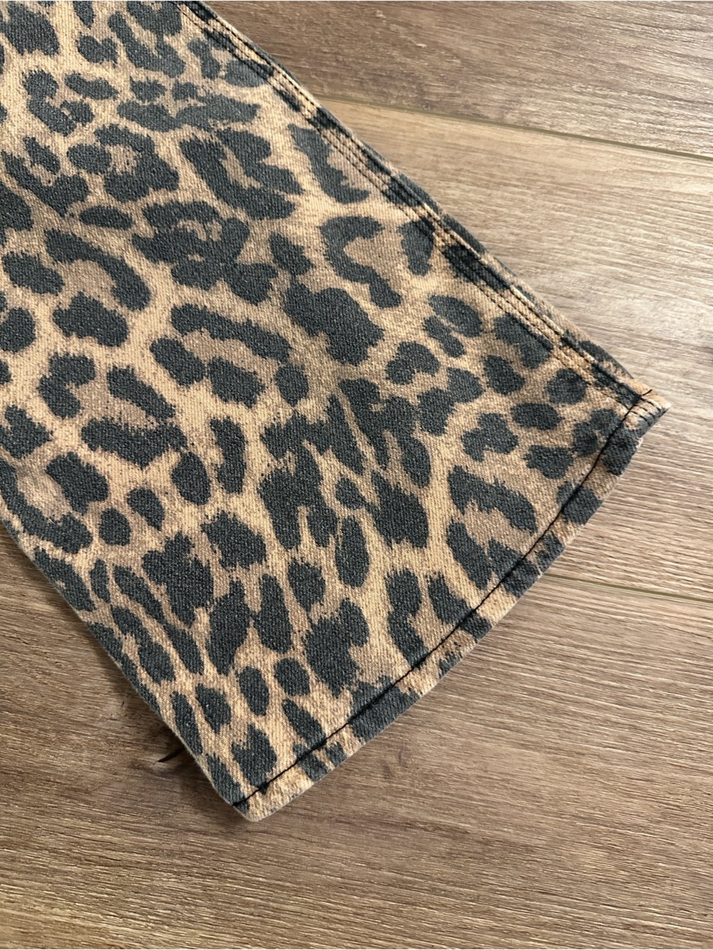 Good American Good Standard Kick Flare leopard jeans - Picture 8 of 8